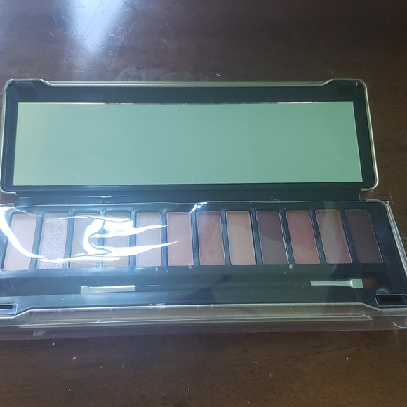 Eye shadow - Picture 2 of 2